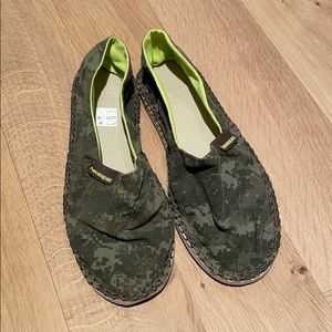 Havaianas camo green slip on sz 6.5 women 5.5 men